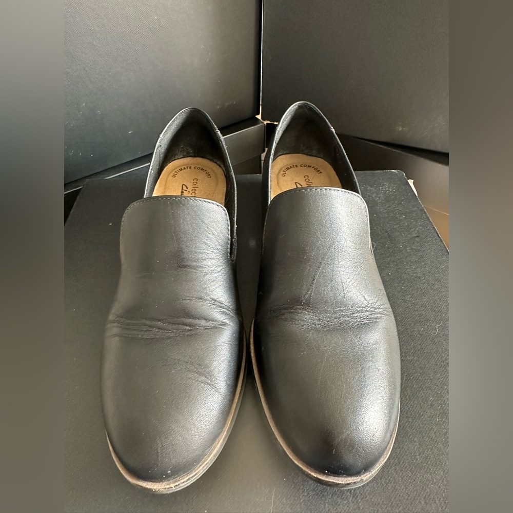 Clark’s Women’s slip on black leather loafer shoe size 8.